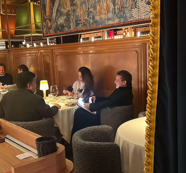 Luis Miguel y Paloma Cuevas son sorprendidos en cena en Madrid