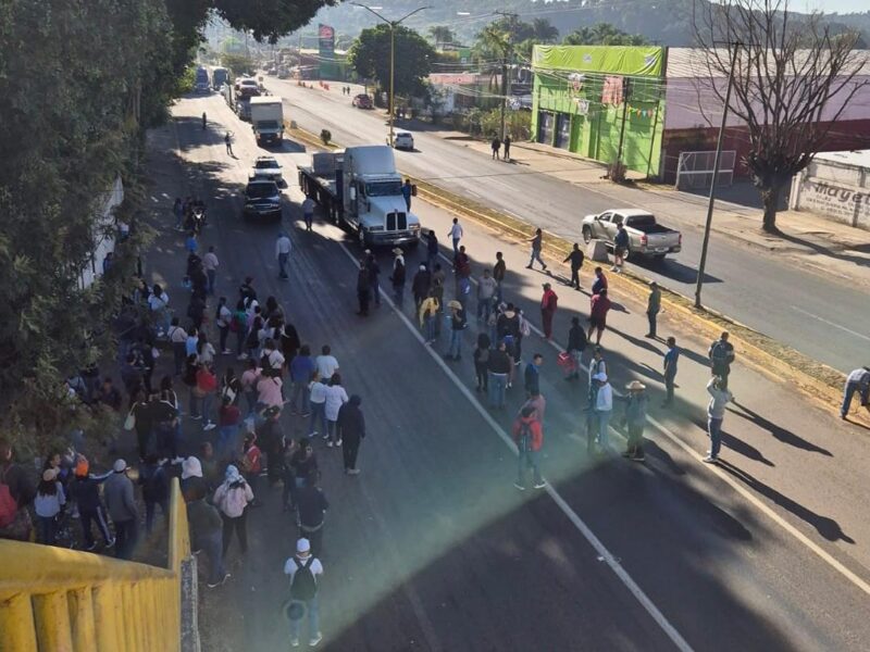 Magisterio CNTE bloquea carreteras y otros puntos viales en Michoacán