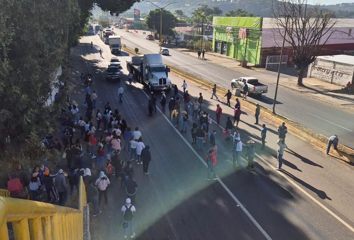 Magisterio CNTE bloquea carreteras y otros puntos viales en Michoacán