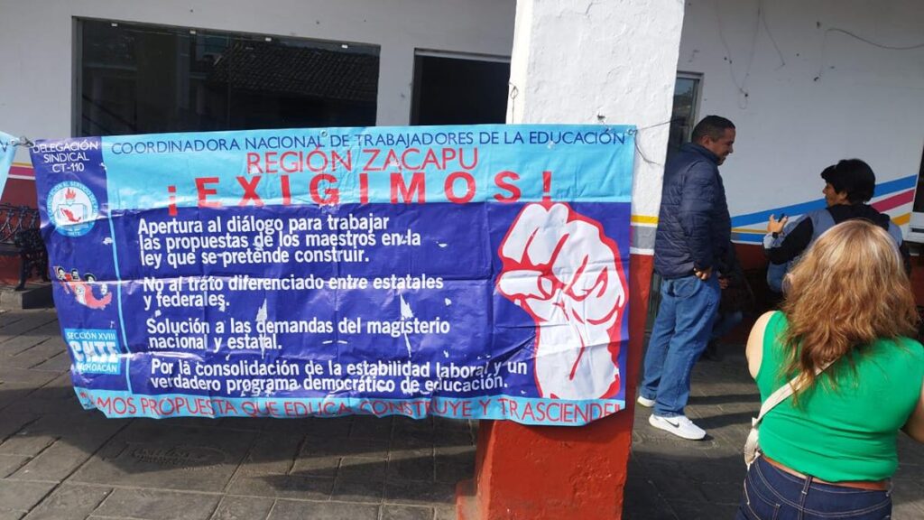 Magisterio de Michoacán bloquea Presidencias municipales