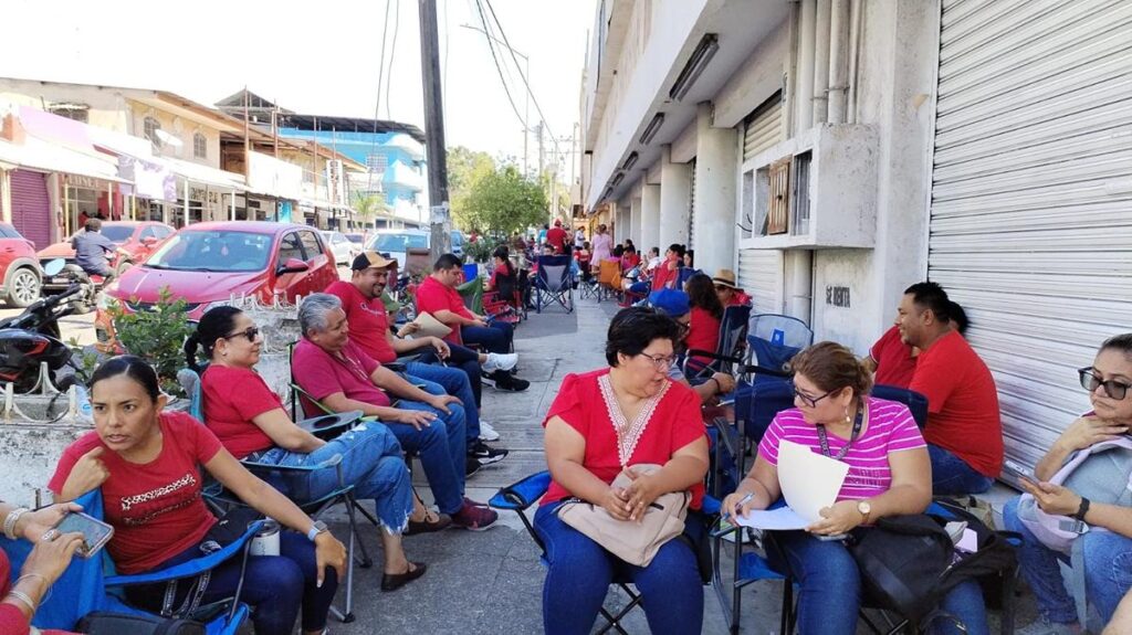 Magisterio de Michoacán y normalistas colapsan Morelia, bloquean vialidades y oficianas