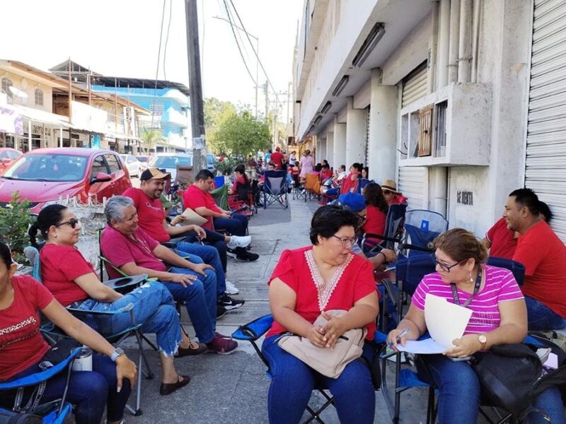 Magisterio de Michoacán y normalistas colapsan Morelia, bloquean vialidades y oficianas