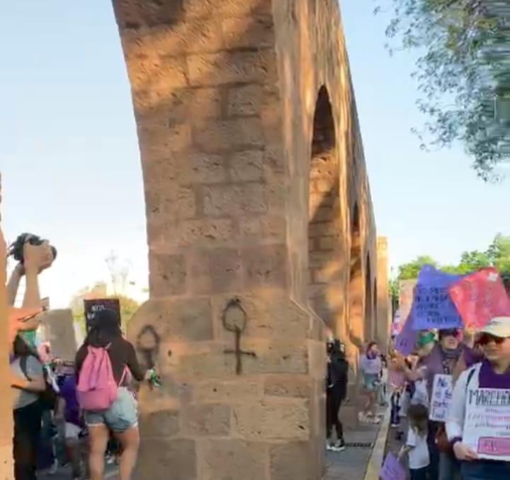 Bloque Negro realizó pintas en los pilares de cantera del acueducto de Morelia