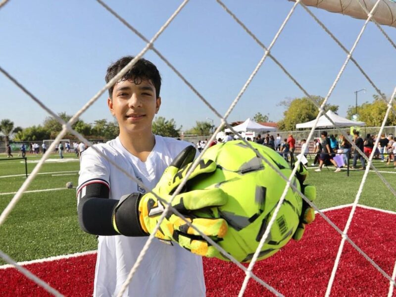 Más espacios deportivos para prevenir la violencia; Bedolla inaugura cancha de fútbol 7 en Apatzingán