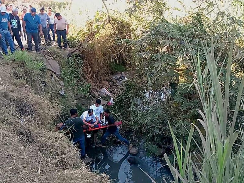 Motociclista cae a canal de aguas negras y queda herida