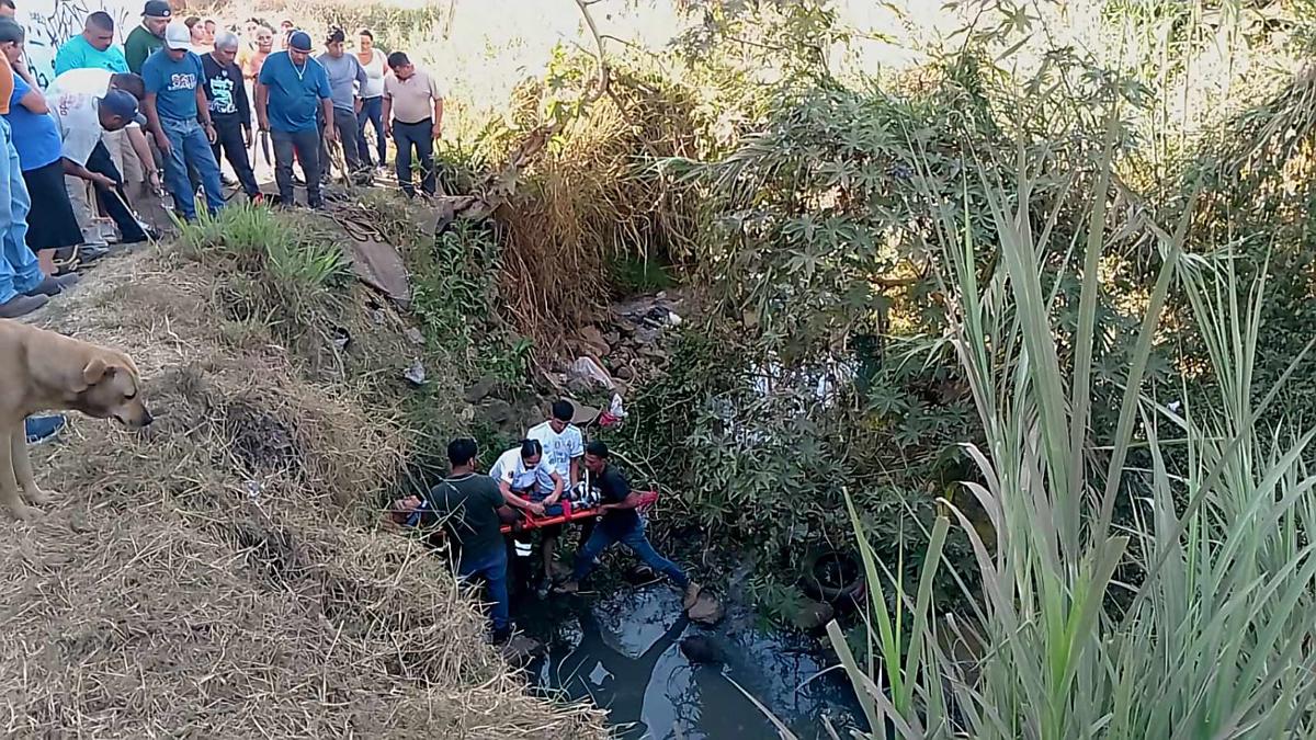 Motociclista cae a canal de aguas negras y queda herida