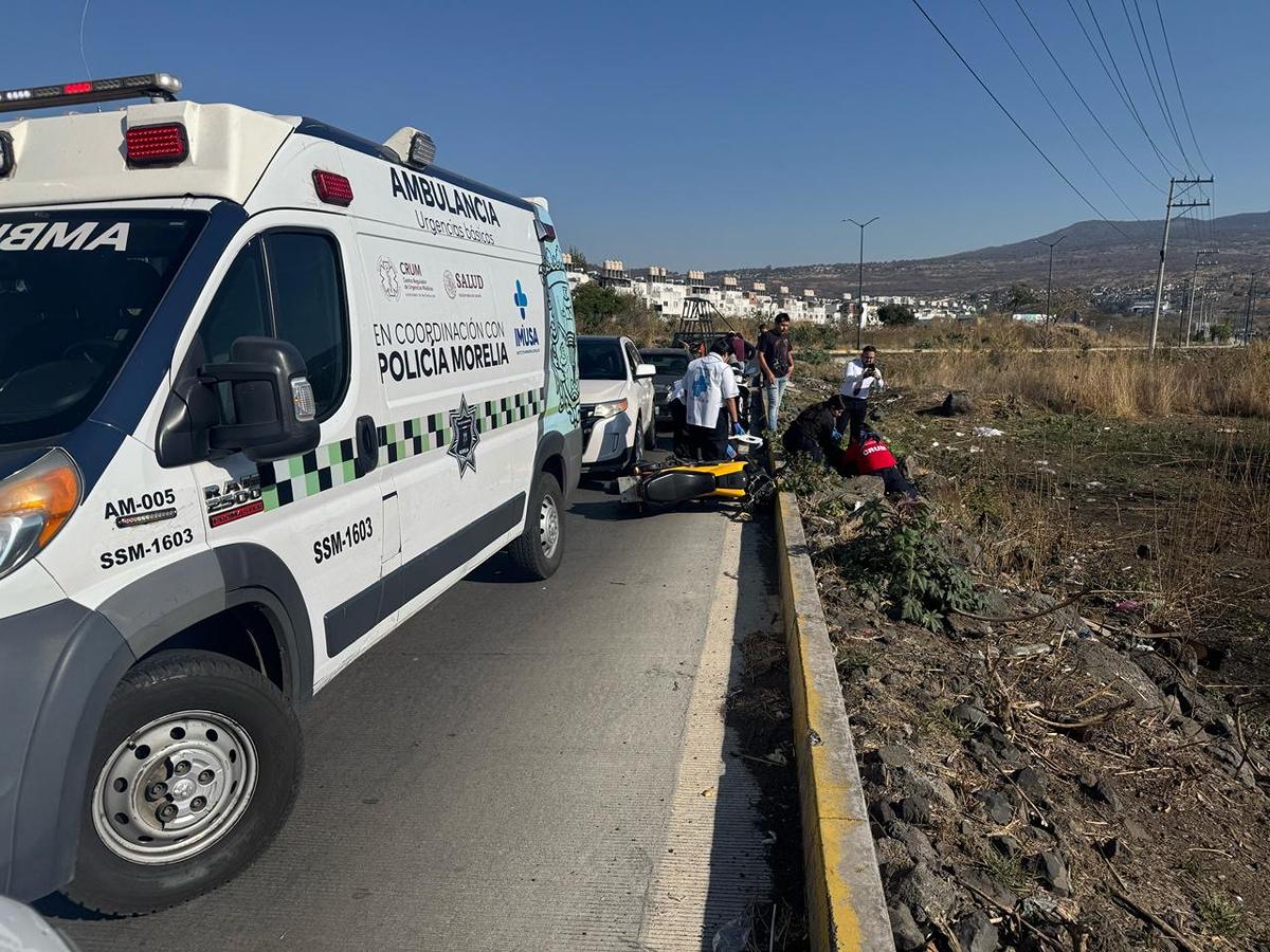 Motociclista es atropellada por camioneta en Villas del Pedregal, Morelia tras accidente