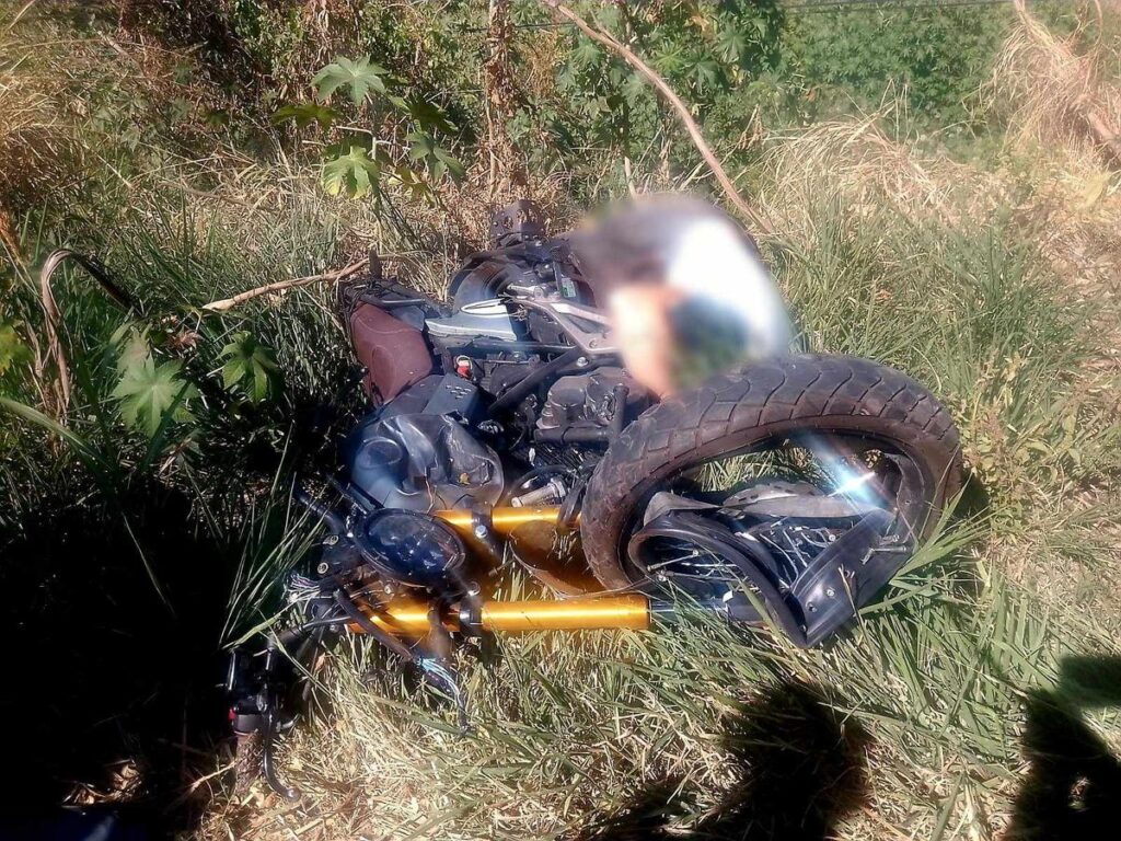 Motociclista muere tras choque contra camioneta en la carretera a Ario de Rayón-1