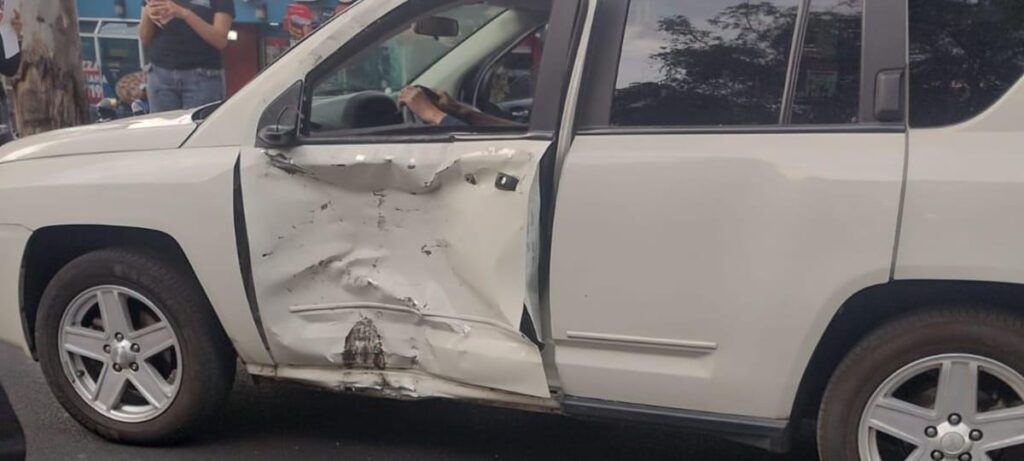 Motociclista queda herido tras chocar contra camioneta