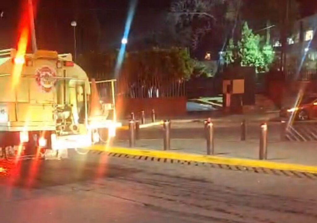 Mueren 2 niños tras incendio de un cuarto en una pensión de autos en Morelia