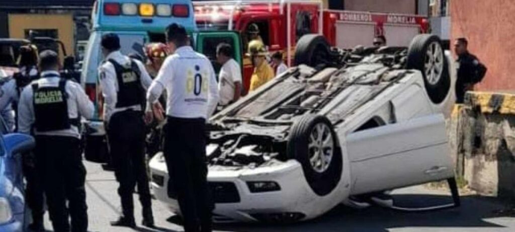 Mujer embarazada resulta herida tras volcadura de auto al sur de Morelia-2