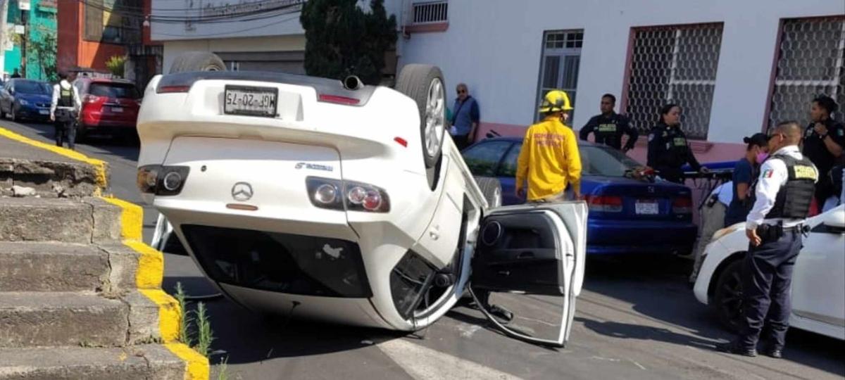 Mujer embarazada resulta herida tras volcadura de auto al sur de Morelia