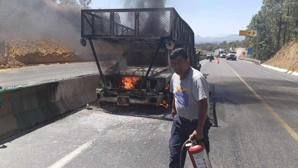 No hay heridos en incendio de camioneta en la Siglo XXI