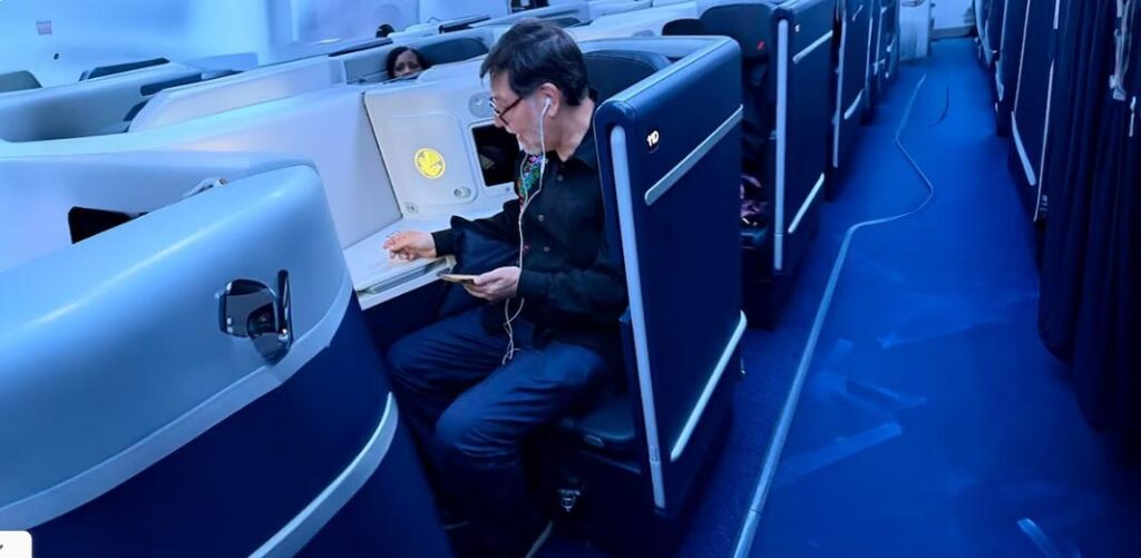 Noroña viaja a París en business class