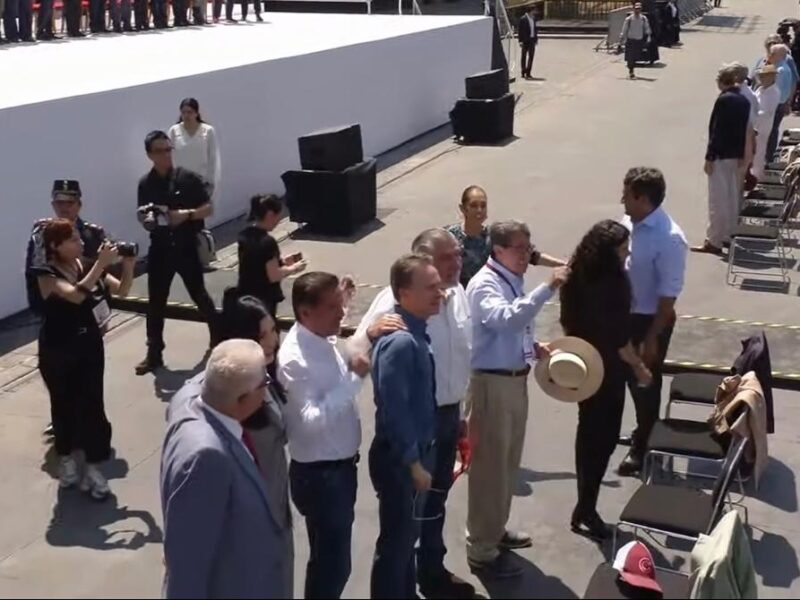 Ofrecen disculpas senadores que dieron la espalda a Sheinbaum por tomarse foto