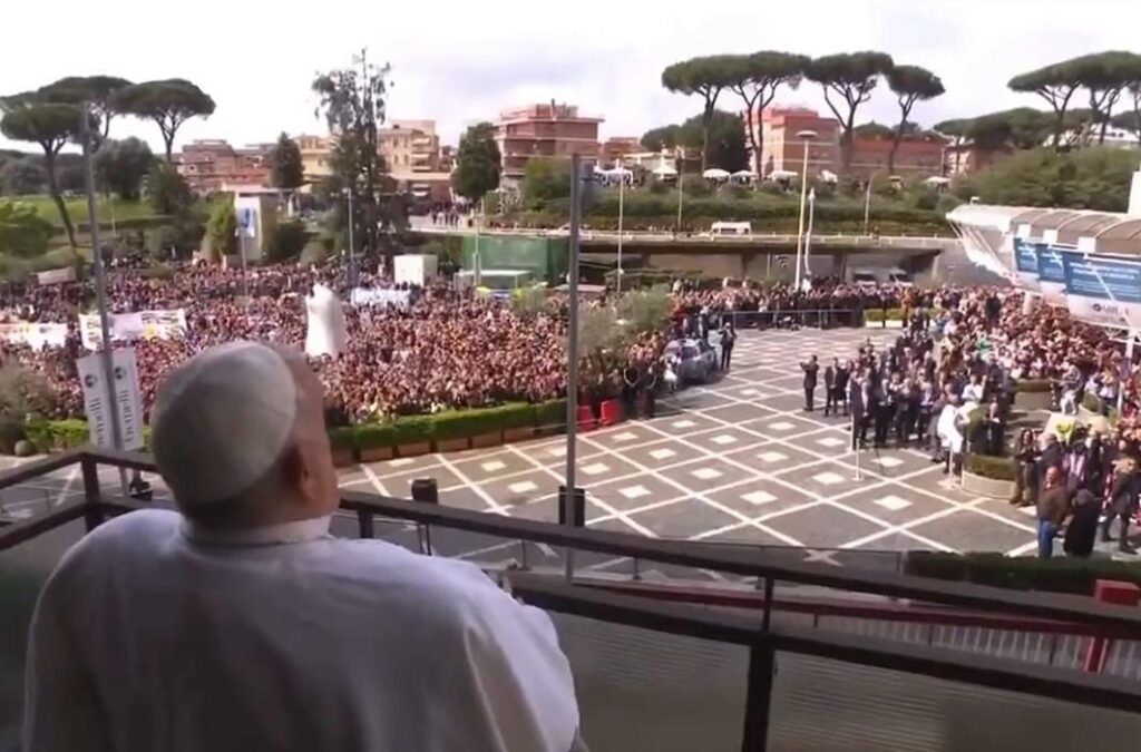 papa Francisco regresa al Vaticano, tras dar la bendición desde el hospital Gemelli