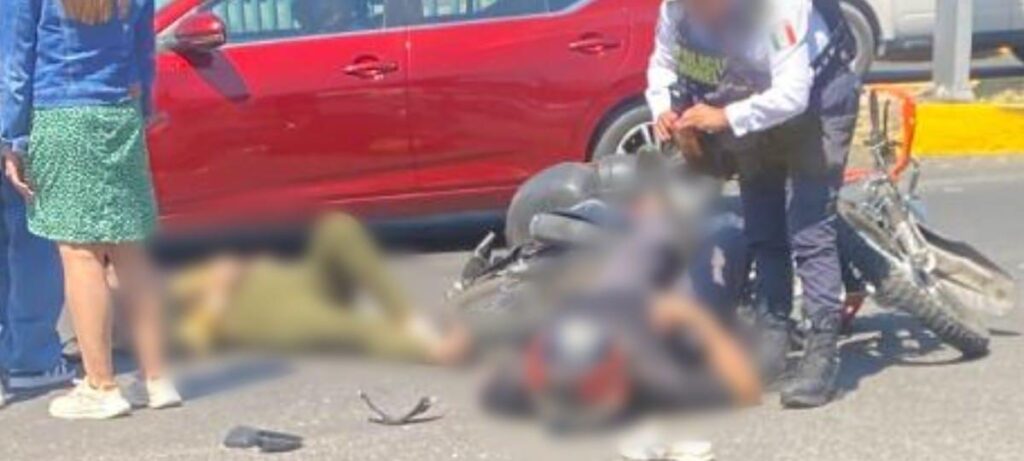 Pareja en moto sufre accidente en el periférico de Morelia