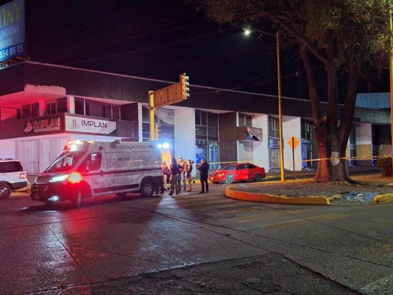 Pareja es baleada a bordo de su vehículo, en Uruapan; él hombre falleció