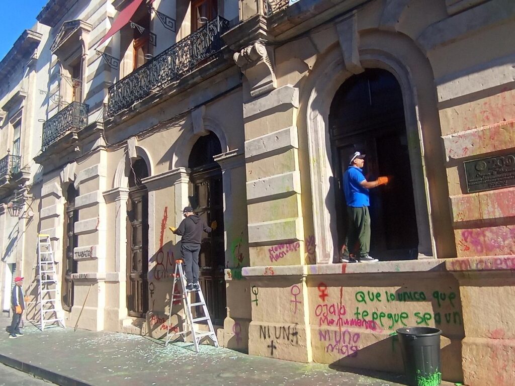 Por qué mujeres causan destrozos en las protestas del 8M, inician limpieza