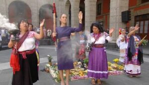 Preside Sheinbaum conmemoración del 8M y recibe bastón de mando en ceremonia indígena