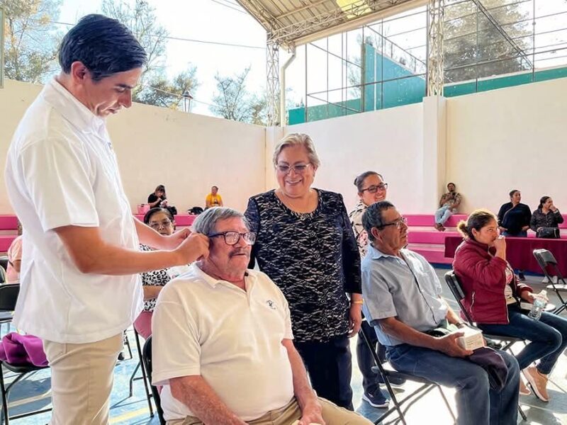 Reciben adultos mayores de Quiroga aparatos auditivos y optométricos