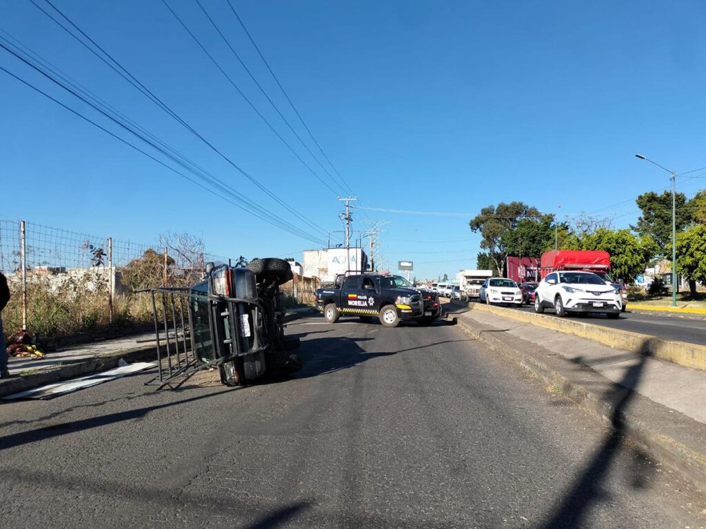 Reportan 2 volcaduras vehiculares en Morelia