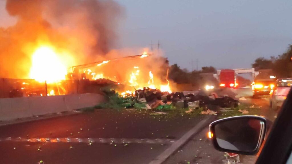 reportan accidente de camión limonero en la Apatzingán – Cuatro Caminos