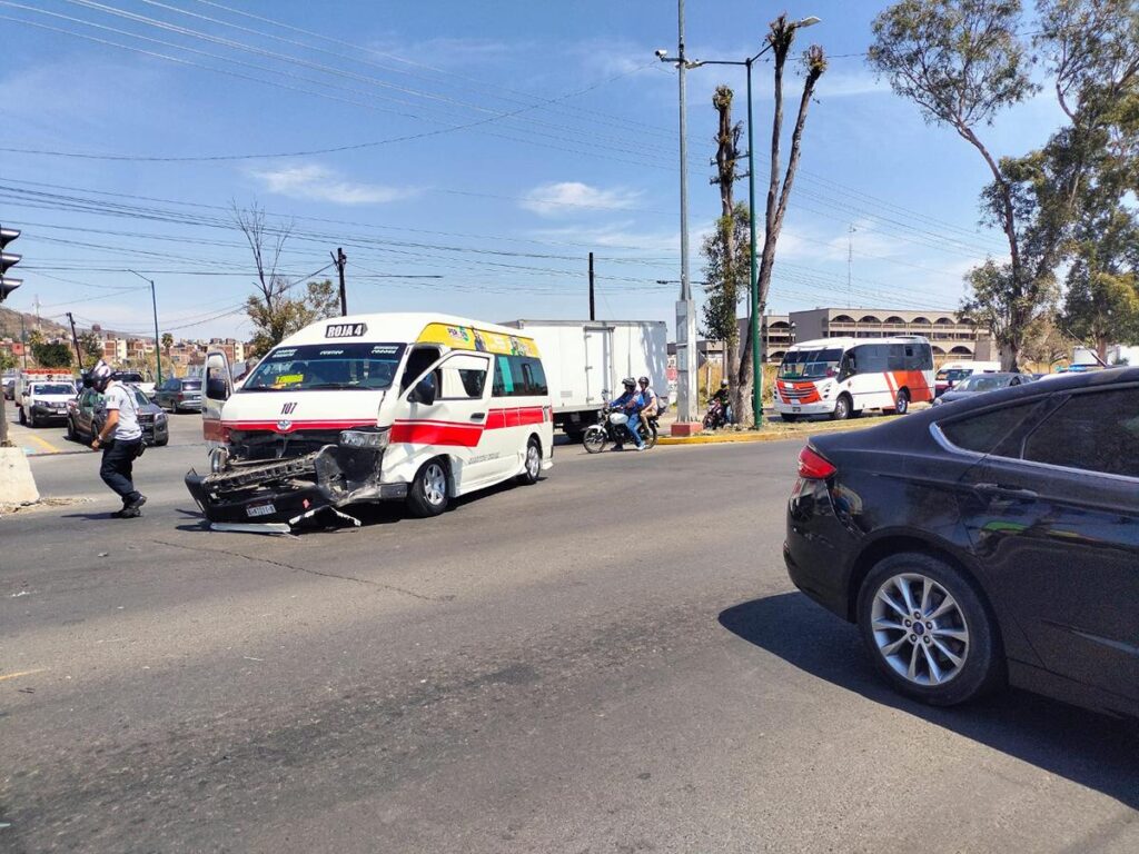 Reportan choque entre 2 vehículos sobre la avenida Madero Poniente de Morelia