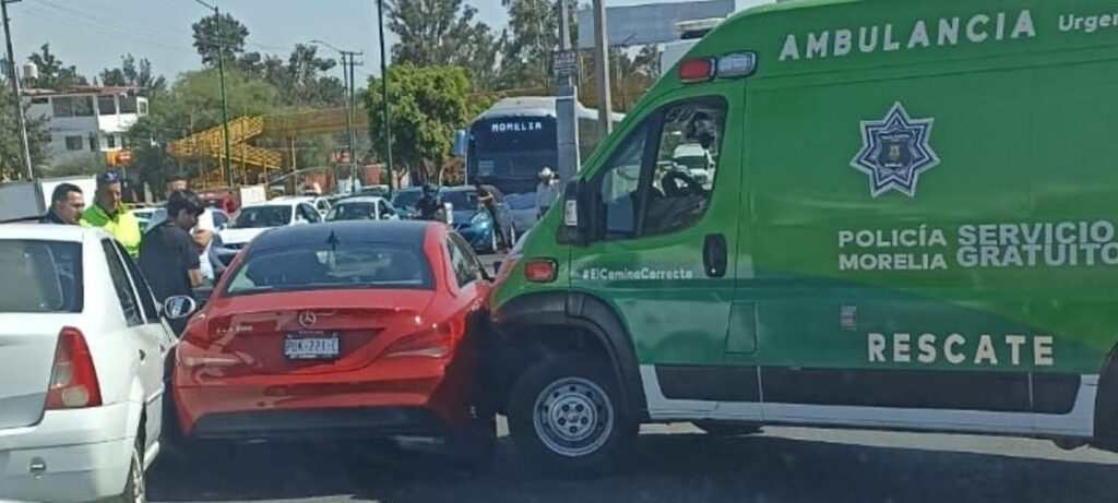 Reportan choque entre ambulancia y un Mercedes, al oriente de Morelia