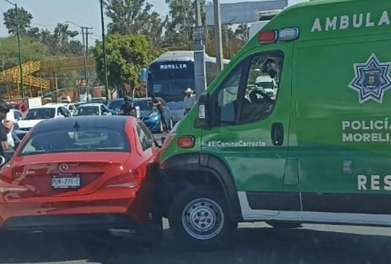 Reportan choque entre ambulancia y un Mercedes, al oriente de Morelia