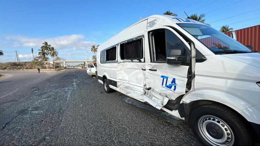 Reportan choque entre camioneta de turismo y una BYD en la Siglo XXI