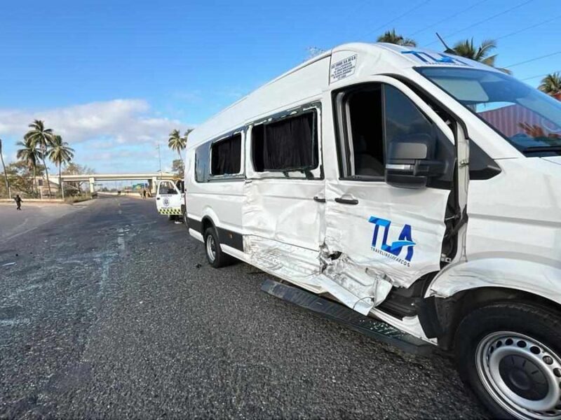 Reportan choque entre camioneta de turismo y una BYD en la Siglo XXI