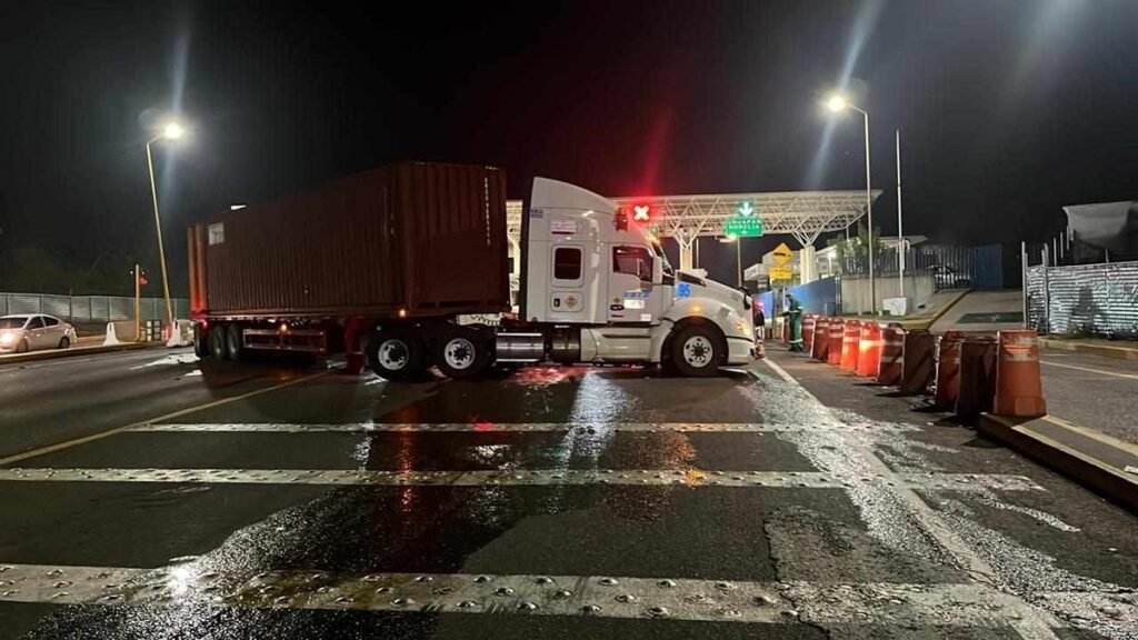 Reportan dos accidentes de tráilers en la autopista Siglo XXI