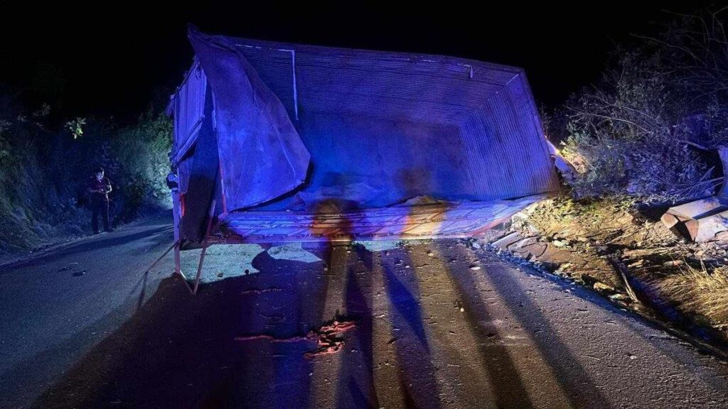 Reportan volcadura camión de carga en Salvador Escalante tras accidente