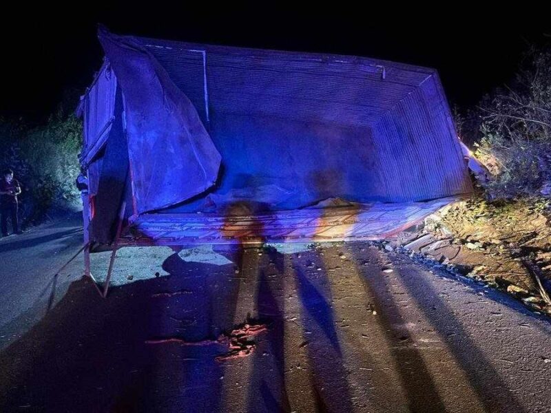 Reportan volcadura camión de carga en Salvador Escalante tras accidente