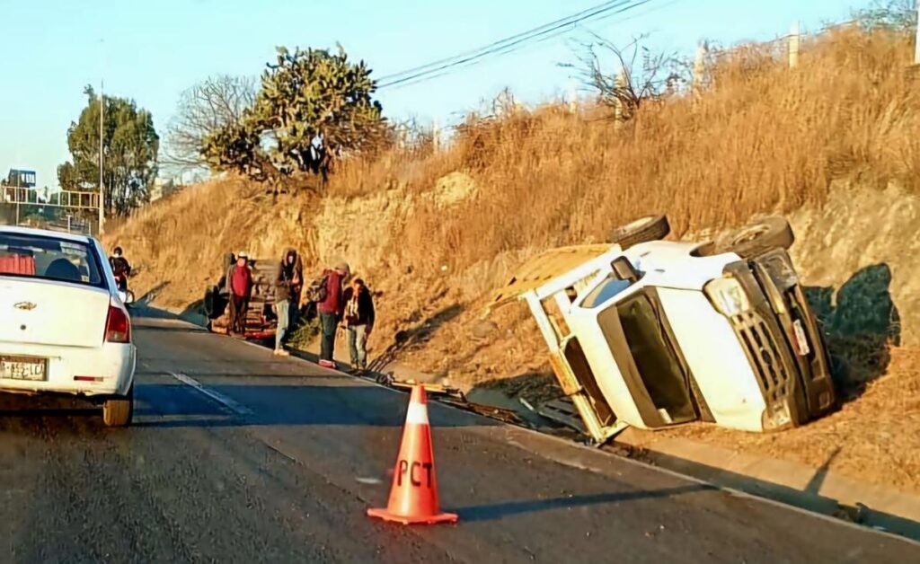 Reportan volcadura de 2 vehículos en la Morelia-Salamanca en accidente