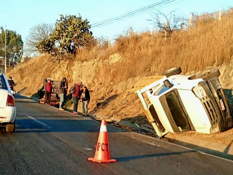 Reportan volcadura de 2 vehículos en la Morelia-Salamanca en accidente