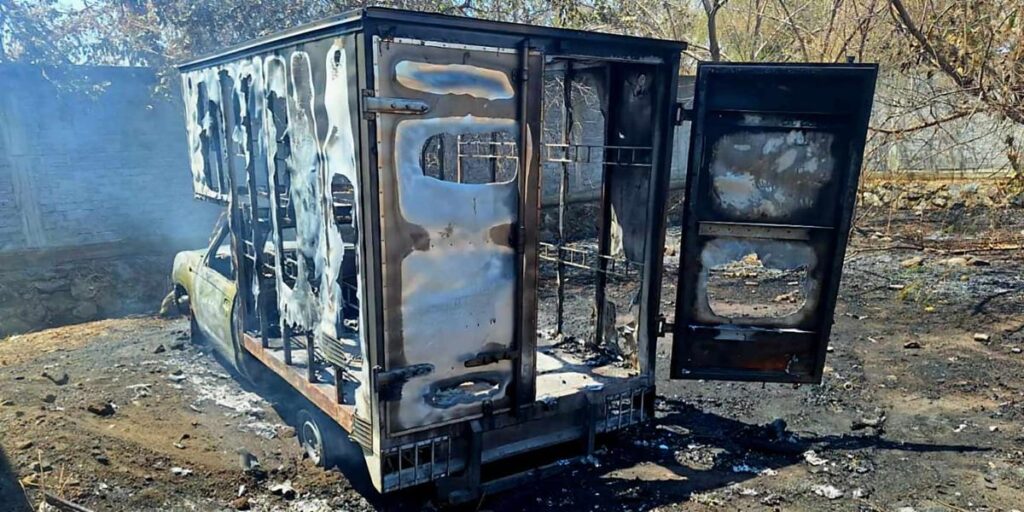 roban camioneta repartidora y la incendian en Apatzingán