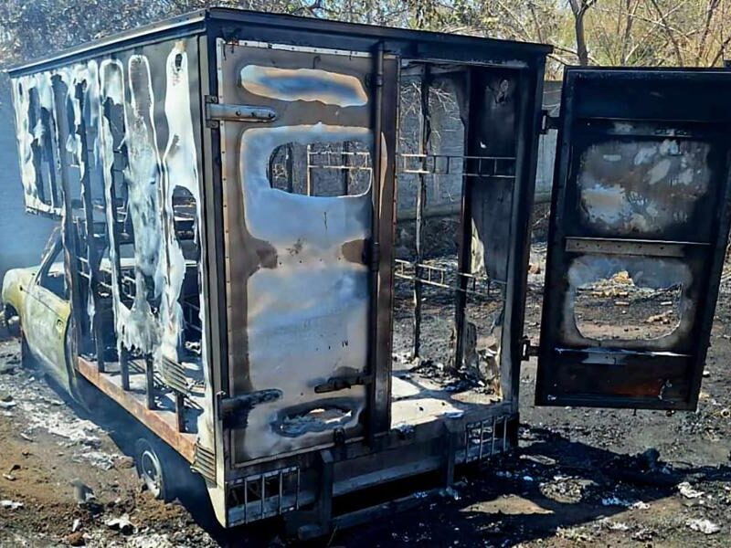 roban camioneta repartidora y la incendian en Apatzingán