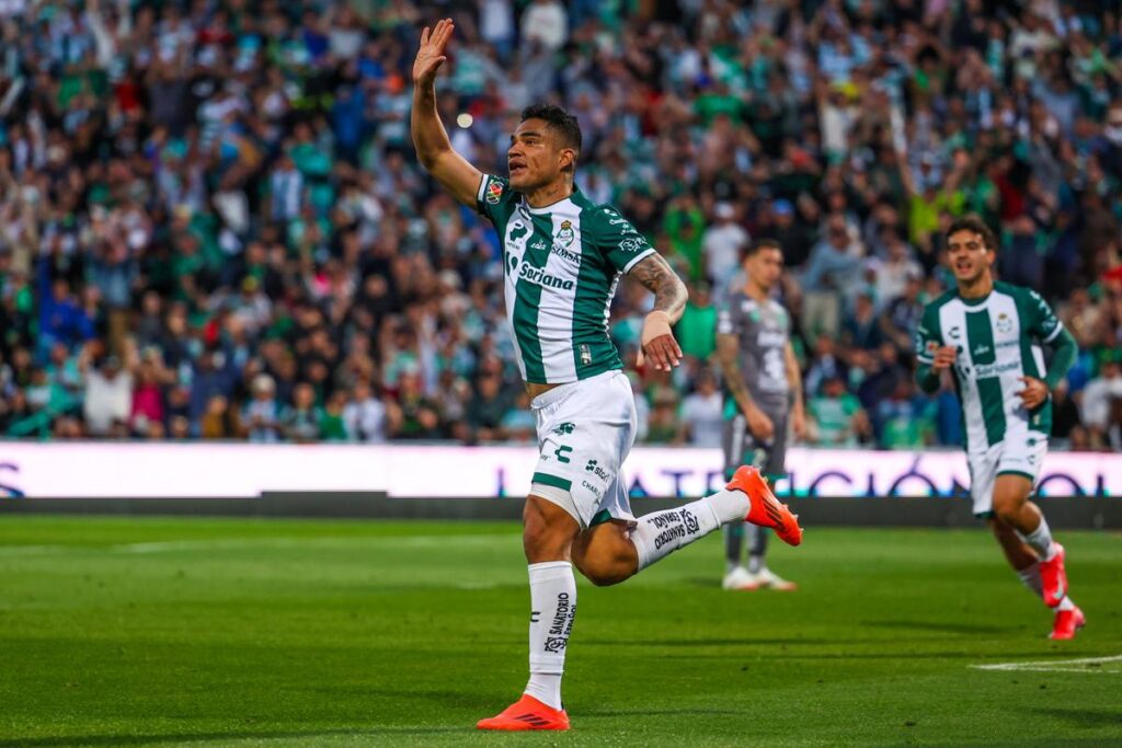 Santos con remontada sorprendente vence 2-1 a León que también pierde el invicto