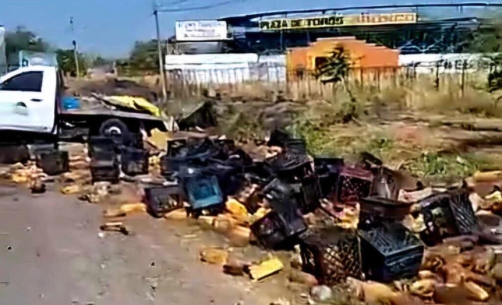 Se accidenta camioneta cargada con jugos