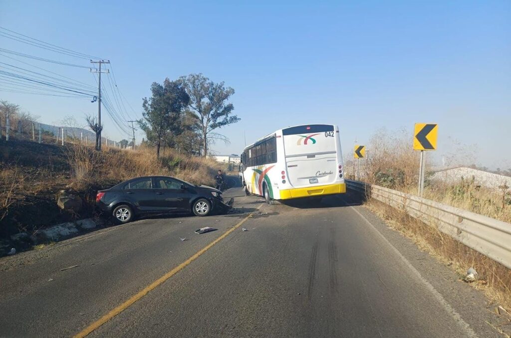 Se registra accidente de choque entre auto y camión Coordinados en la Morelia-Maravatío