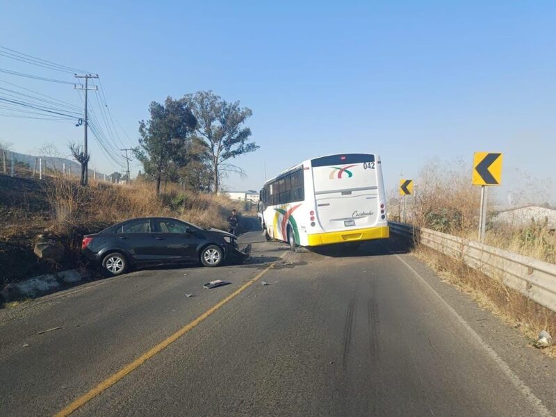 Se registra accidente de choque entre auto y camión Coordinados en la Morelia-Maravatío