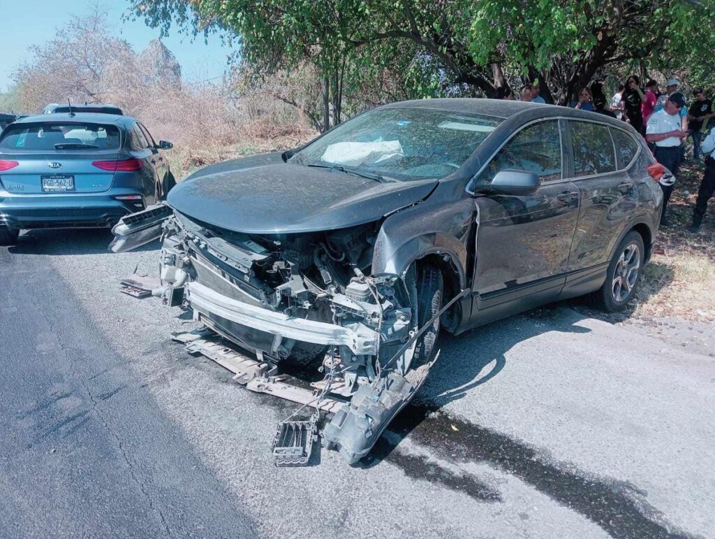 Se registra carambola vehicular en la Apatzingán – Cuatro Caminos; hay 4 heridos