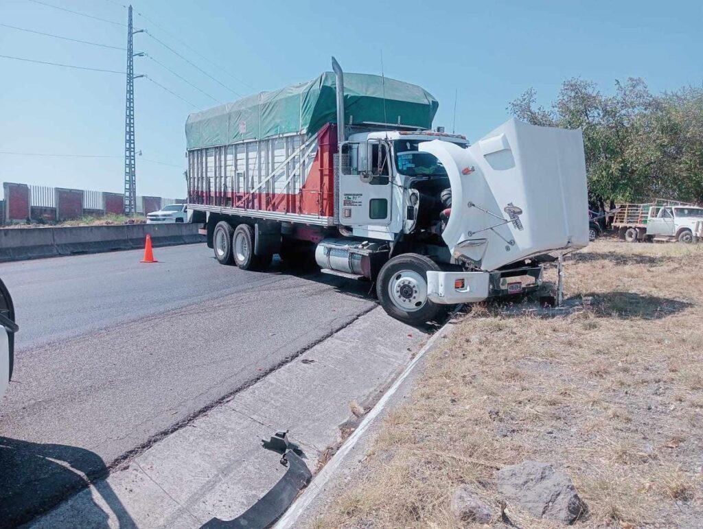 Se registra carambola vehicular en la Apatzingán – Cuatro Caminos; hay 4 heridos-4