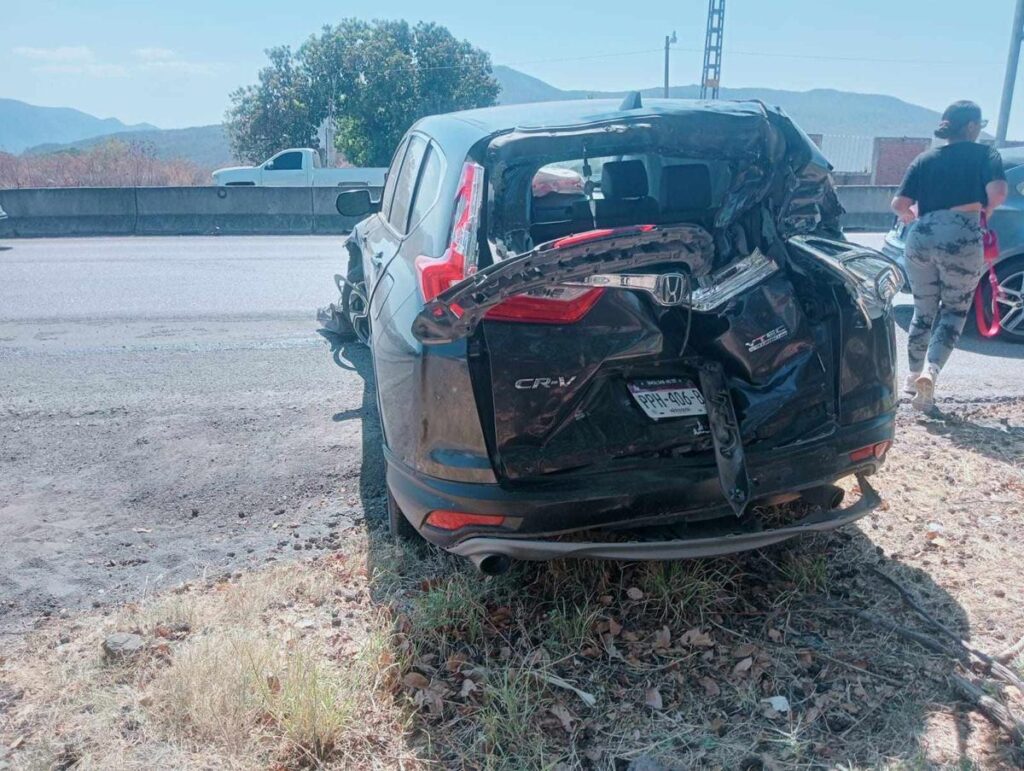 Se registra carambola vehicular en la Apatzingán – Cuatro Caminos; hay 4 heridos-5