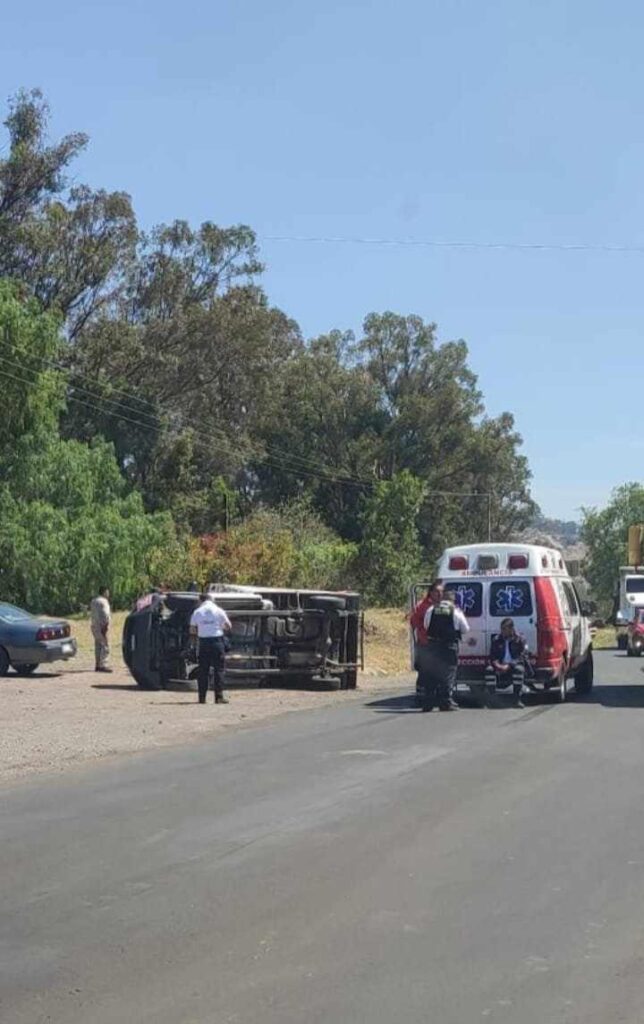 Se registra choque entre ambulancia de Charo y camioneta gasera en la Morelia-Mil Cumbres; hay 1 herido-1