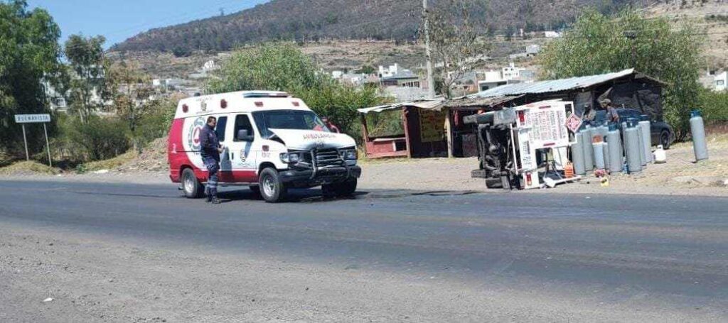 Se registra choque entre ambulancia de Charo y camioneta gasera en la Morelia-Mil Cumbres; hay 1 herido