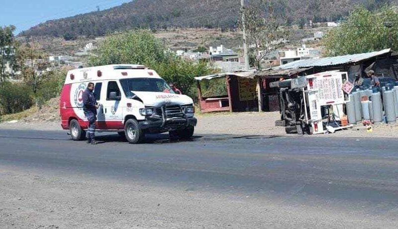 Se registra choque entre ambulancia de Charo y camioneta gasera en la Morelia-Mil Cumbres; hay 1 herido