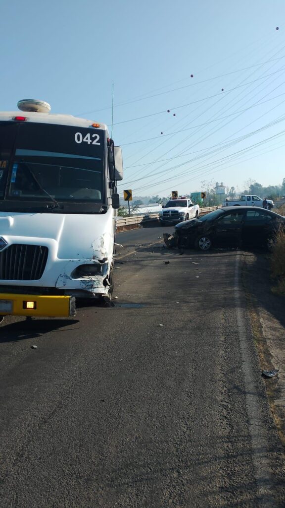 Se registra choque entre auto y camión Coordinados en la Morelia-Maravatío